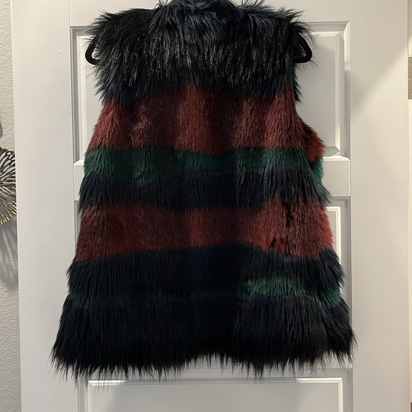 Faux fur Gianni Bini vest. Navy, burgundy and dark green. New with tags. Small - Picture 5 of 5